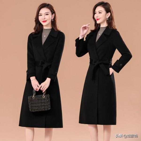 這幾款時髦顯瘦的雙面呢羊毛大衣，40-50歲的媽媽穿上高貴優雅