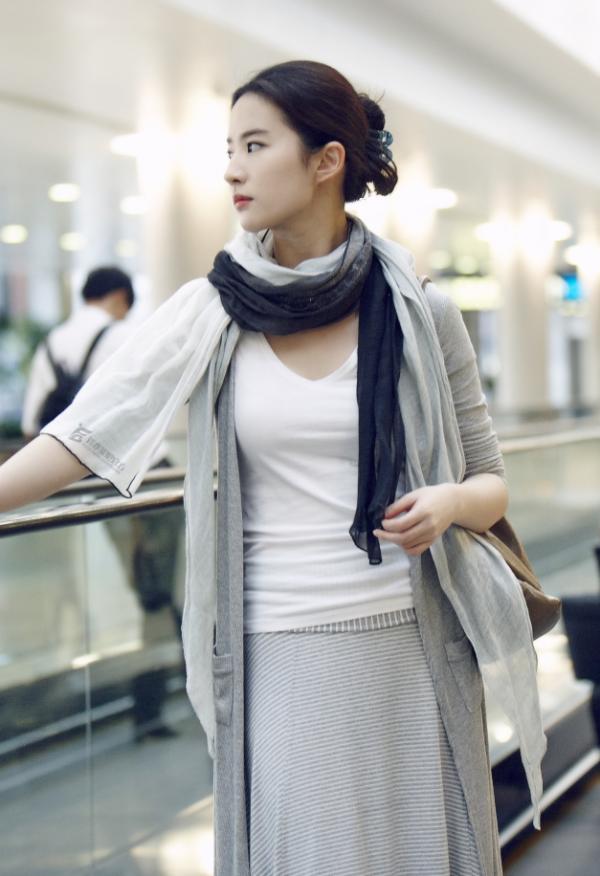 劉亦菲一身休閒裝扮明明挺美,卻被嘲身材臃腫,看完覺得太苛刻了 劉亦菲一身休閒裝扮明明挺美,卻被嘲身材臃腫,看完覺得太苛刻了