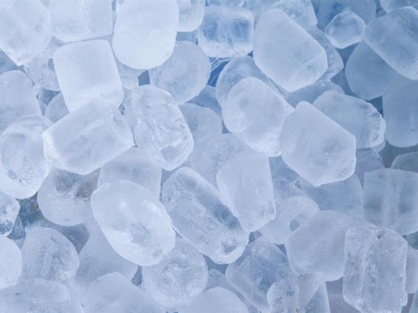 美國100多輛車連環相撞起火，塞車十幾公里，禍首竟是超純冰