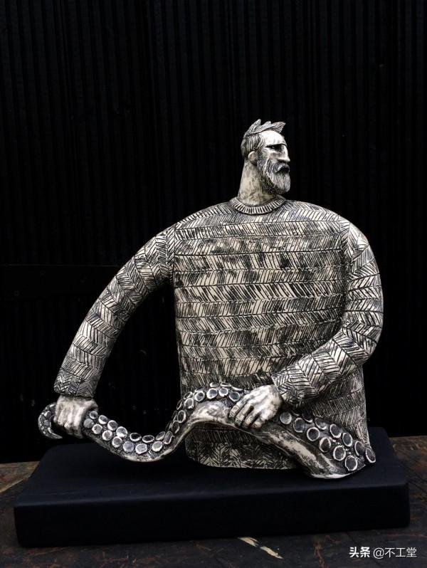 倔強堅強的陶瓷人物雕像 倔強堅強的陶瓷人物雕像