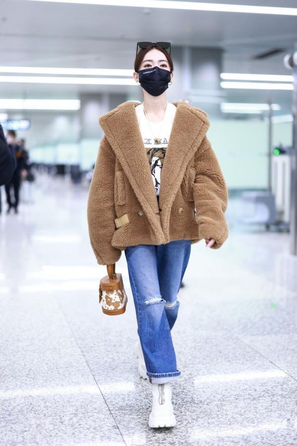 吳謹言穿棕色羊羔絨外套搭配破洞牛仔褲,腳踩白色短靴可愛減齡 吳謹言穿棕色羊羔絨外套搭配破洞牛仔褲,腳踩白色短靴可愛減齡