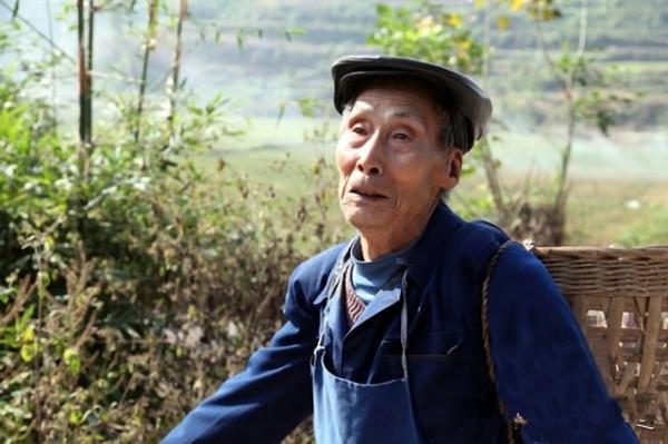 揹著黃繼光遺體下戰場！羅西成回憶：胸部、肚皮基本都被炸沒了