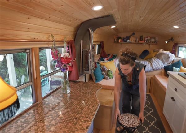 她買下1969年報廢校車，將車殼變成13㎡鄉下蝸居，網友：是真的服
