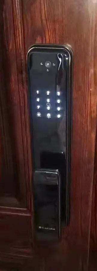 決定要買哪一款智慧鎖時，他們也想了很久……