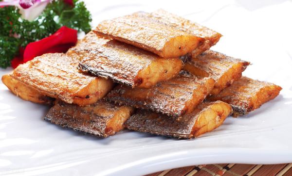 快過年了，準備5樣魚類，過年炸一炸端上桌，太酥香了