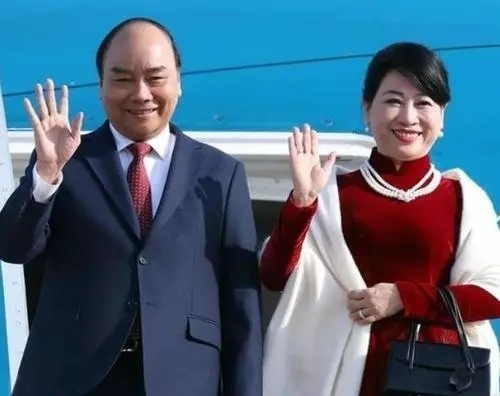 越南第一夫人小圓臉驚豔，笑出雙下巴依然高貴，富太太氣質真高階