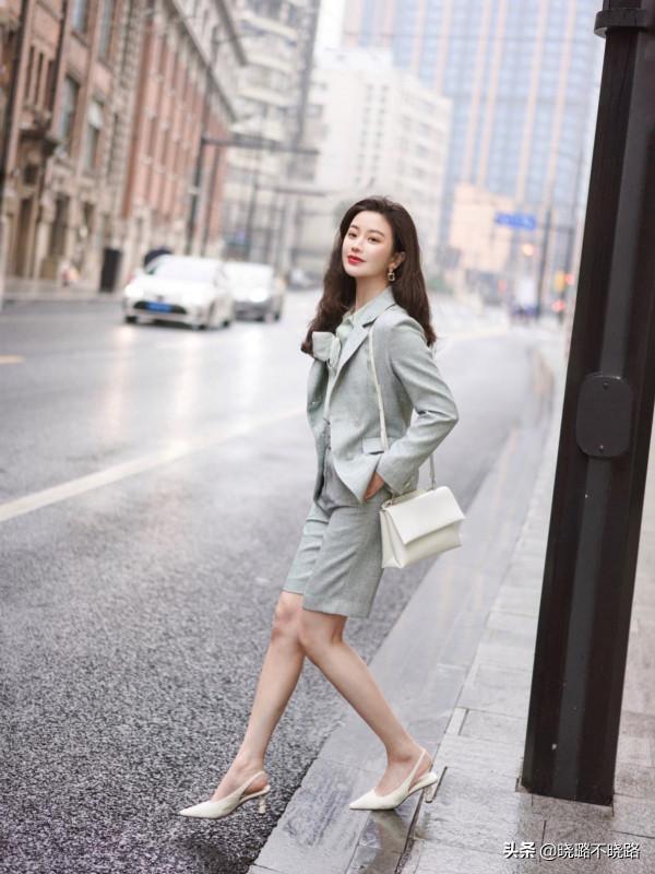 扔掉你的小白鞋吧，現在流行穿&OpenCurlyDoubleQuote;裸跟鞋&rdquo;，搭裙子褲子都時髦好看