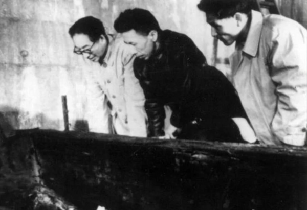 1957年明定陵被挖掘，出土400年前的皇帝純金帽子，僅一頂