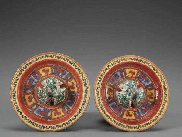 清-乾隆 琺琅彩爵杯一套規格：高帶底座高13.8cm 杯淨高11.8cm 寬7cm