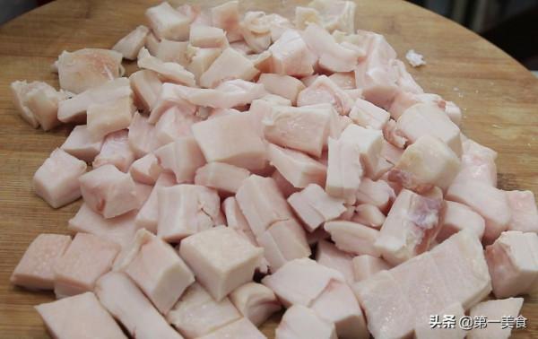 熬豬油，加油熬時，記得要多加3樣料，豬油熬好白淨香濃沒腥味