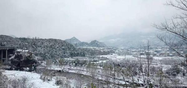 七律 洪安雪鄉情