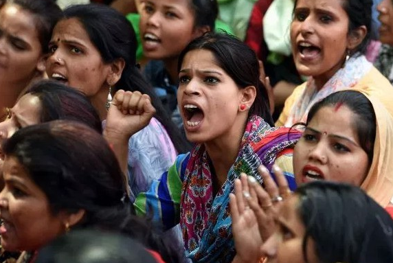 奇葩!印度老婦回家看見嫌犯在性侵女子,揮斧砍死他後卻被判無期 奇葩!印度老婦回家看見嫌犯在性侵女子,揮斧砍死他後卻被判無期