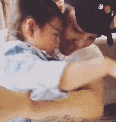 男明星溫柔抱娃,是不是你夢想中老公的樣子 男明星溫柔抱娃,是不是你夢想中老公的樣子