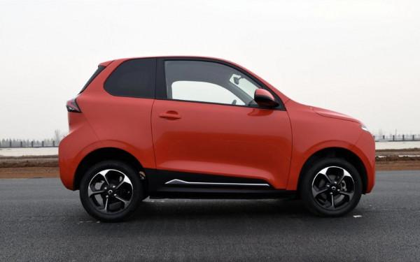 車雖小功能卻很豐富，續航138公里，靜態體驗新款朋克美美