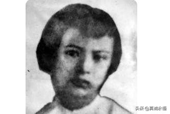 敵人用紅烙鐵燙覃超容的手指和臉部,兩頰被燒焦,英勇不屈的女士 敵人用紅烙鐵燙覃超容的手指和臉部,兩頰被燒焦,英勇不屈的女士