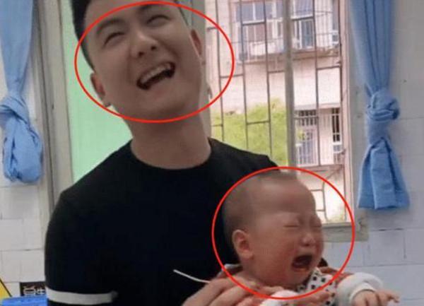 寶爸帶3個月大的娃打針，自己哭成淚人，網友：醫生打錯人了？