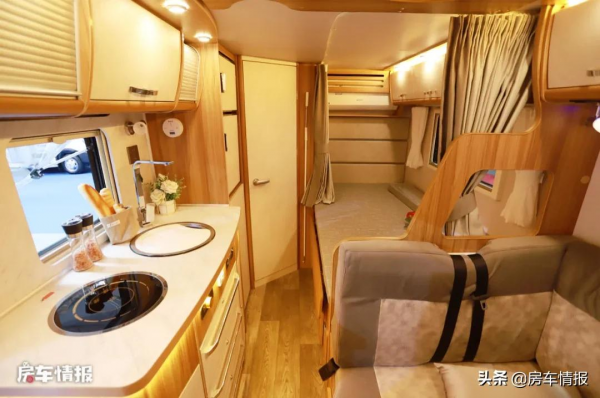 高度不到2.5米的福特房車,一層洗澡做飯睡覺,二層是孩子的樂園 高度不到2.5米的福特房車,一層洗澡做飯睡覺,二層是孩子的樂園