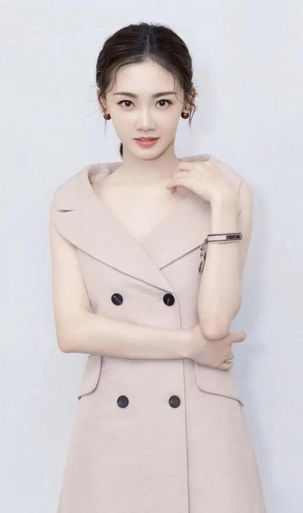 小獵豹鄭凱撿到寶了,苗苗氣質出眾 小獵豹鄭凱撿到寶了,苗苗氣質出眾