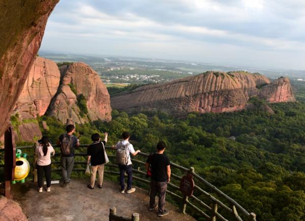 江西弋陽:潮玩中秋 情暖龜峰” 江西弋陽:潮玩中秋 情暖龜峰”