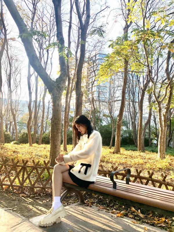 鞠婧禕暖冬楓葉,白色針織外套溫柔又搶眼 鞠婧禕暖冬楓葉,白色針織外套溫柔又搶眼
