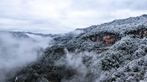 下雪啦，看童話裡的四面山美景大PK，你更喜歡哪一款？