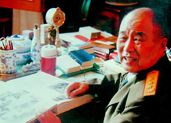 李德生追悼會:李訥與丈夫同行,解放軍抬棺徐行,老鄉盼將軍歸根 李德生追悼會:李訥與丈夫同行,解放軍抬棺徐行,老鄉盼將軍歸根