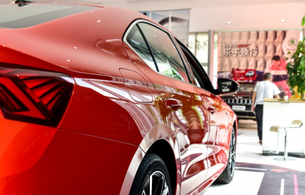 實拍2021款斯柯達明銳Pro，橘色塗裝年輕，層次感鮮明，配1&period;4T