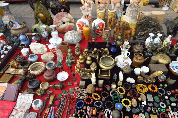 老頭子天天披情懷外衣，只為找接盤俠，可惜年輕人早把古玩當垃圾