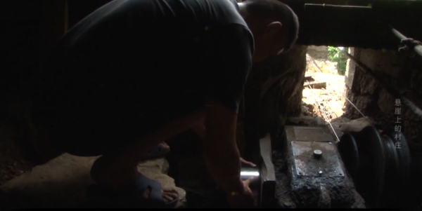 懸崖上的村莊：萬丈懸崖上村民靠一根鐵索出行，坐上去腳都發抖