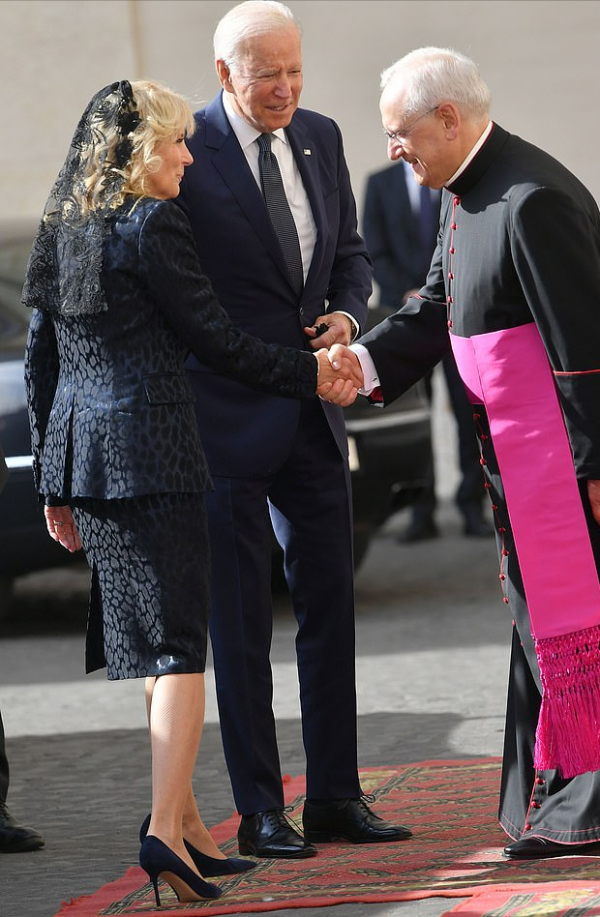 70歲美國第一夫人會見羅馬教皇!首次戴頭紗亮相好美,仙氣十足啊 70歲美國第一夫人會見羅馬教皇!首次戴頭紗亮相好美,仙氣十足啊