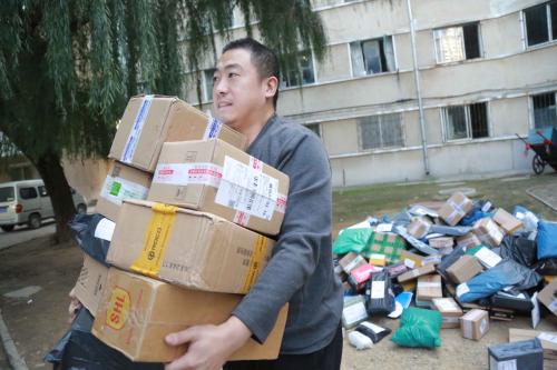 985畢業掃大街，211畢業送快遞，高學歷的低配人生誰來負責