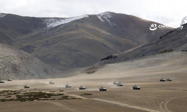 4500米高原邊境,解放軍精銳合成師強攻演練,密集火力排山倒海 4500米高原邊境,解放軍精銳合成師強攻演練,密集火力排山倒海