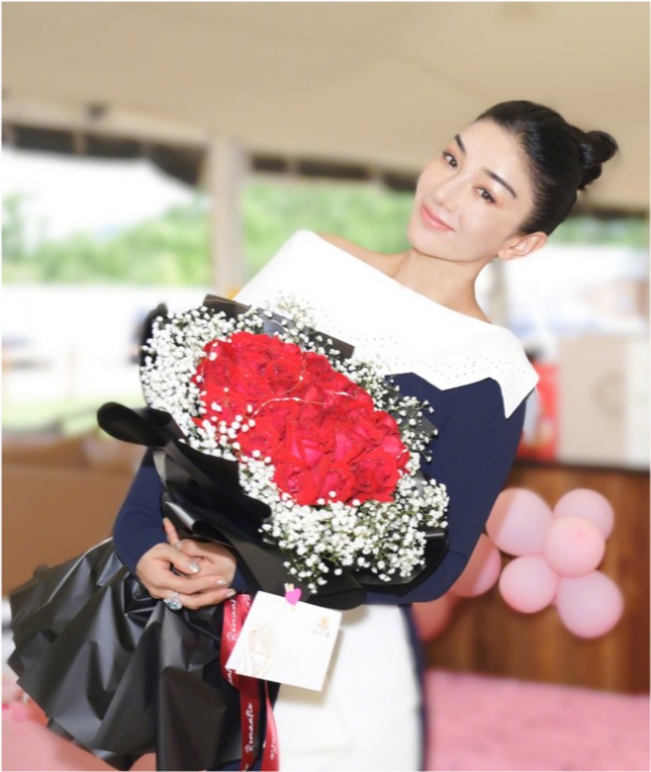 黃奕44歲生日難得高調一回!穿“中國紅”裙美回巔峰,女兒大逆襲 黃奕44歲生日難得高調一回!穿“中國紅”裙美回巔峰,女兒大逆襲