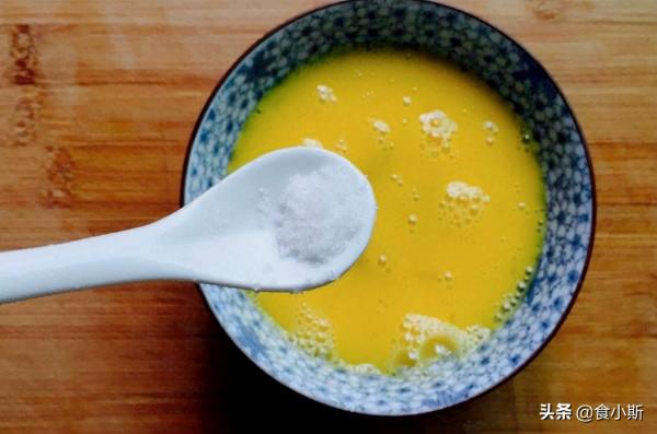 蒸雞蛋羹時，不能直接加水蒸，多加2個步驟，蛋羹軟嫩香滑無蜂窩