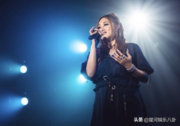 38歲歌手浴室摔倒致骨裂！走路呼吸都會抽痛，需靠止痛藥止痛