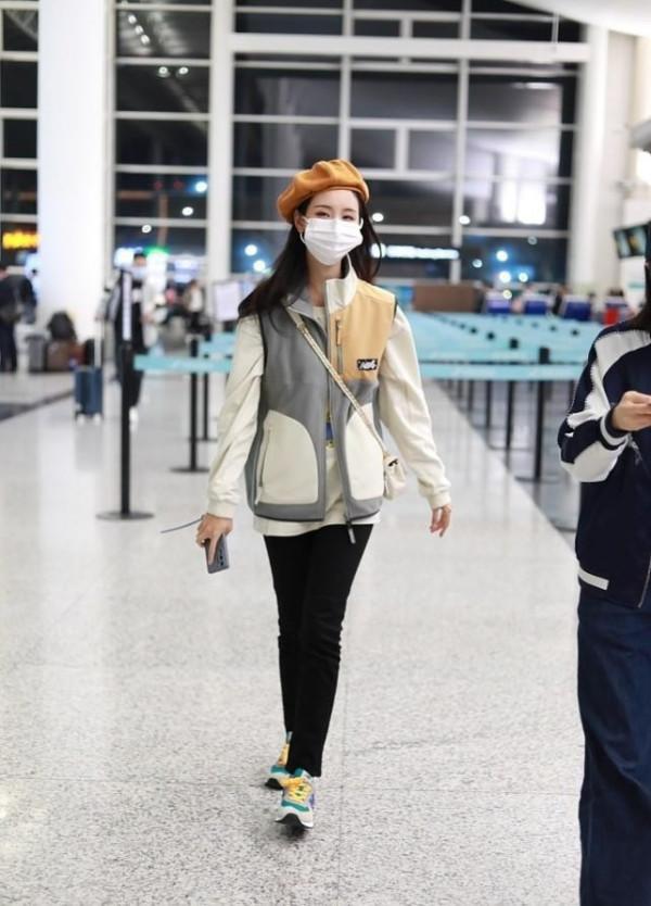 陳都靈的文藝感不是裝的,穿拼色馬甲配貝雷帽,“初戀臉”太迷人 陳都靈的文藝感不是裝的,穿拼色馬甲配貝雷帽,“初戀臉”太迷人