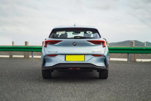 憑顏值出道，續航410公里，5門5座設計空間不擠，實拍別克微藍6