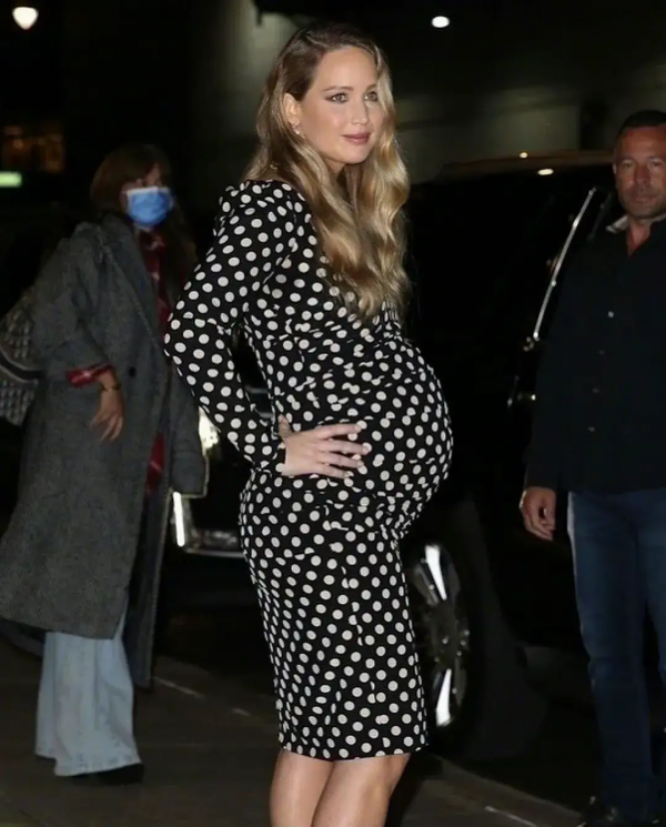 詹妮弗·勞倫斯連續兩天驚豔亮相！挺8月孕肚為新片造勢，真敬業