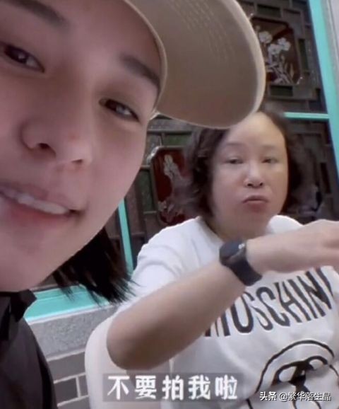 何超蓮陪倆侄女過萬聖節，打扮成南瓜造型，姑侄三人同框畫面溫馨