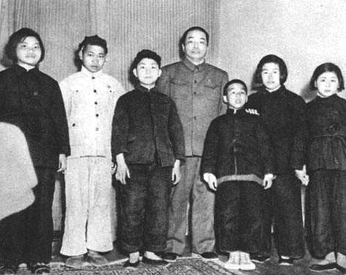 彭德懷2段婚姻一生無子，撫養7個子侄成才，唯一遺願與弟弟合葬