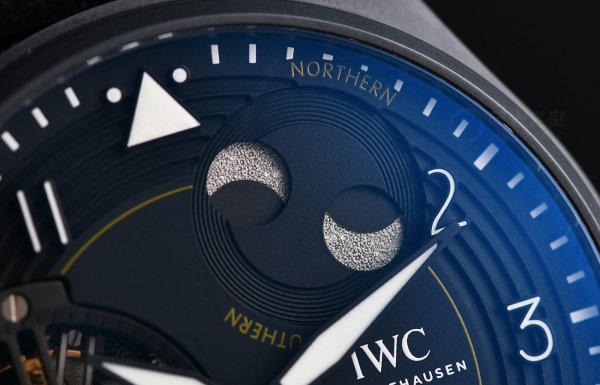 大型飛行員恆定動力陀飛輪腕錶，展現極致未來感