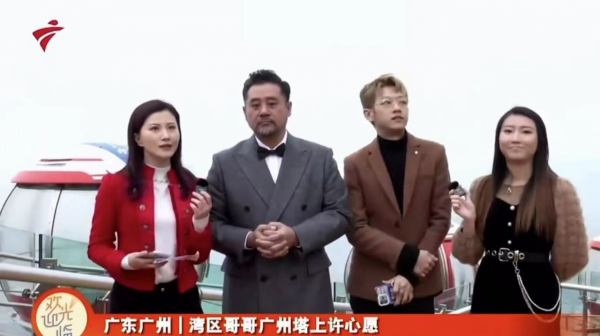 廣東臺主持直播時被求婚！男友捧花跪地衝入鏡頭 女主持難掩幸福笑容