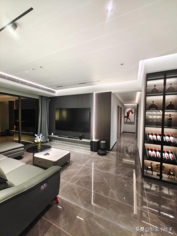 她家裝修現代簡約風格，“黑白灰”搭配很協調，無主燈設計很棒