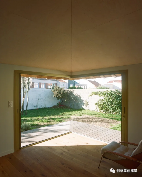 無牆角之家：一對剛退休的夫妻純為舒適建的房子