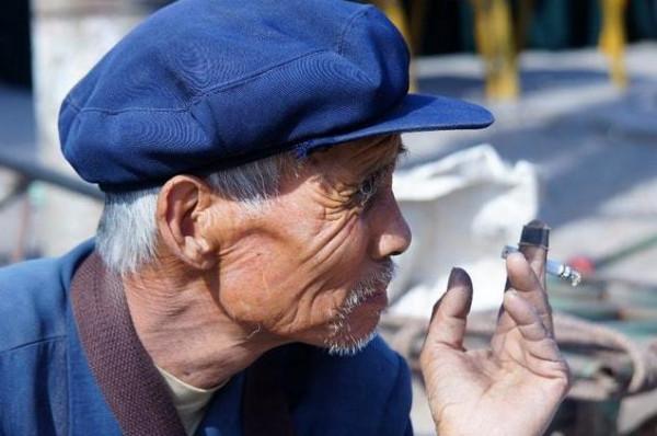 為何老人身上會有一股味？建議：50歲後保持3個習慣，老了或沒味