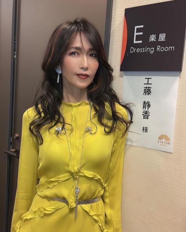 51歲工藤靜香晚間演出，自認很萌，氣色好與39歲幸田來未似同齡