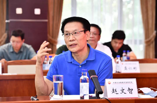 石油科學家要攀登世界科技的屋脊