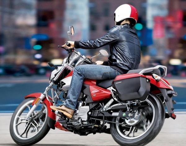 預算1.5萬內,不要街車和仿賽,主要通勤,輪胎寬的摩托車求推薦 預算1.5萬內,不要街車和仿賽,主要通勤,輪胎寬的摩托車求推薦