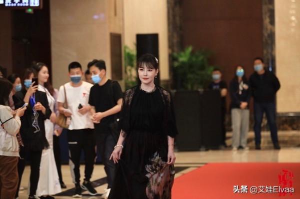 周海媚久違露面，頭排看秀穿公主裙比鍾麗緹還年輕，沒生娃真凍齡