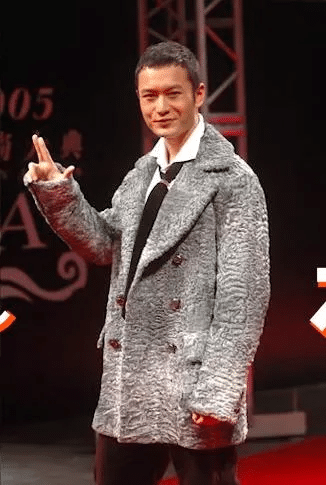 十幾年前的那叫紅毯?那是群魔亂舞吧,大家太敢穿了,只想說真勇 十幾年前的那叫紅毯?那是群魔亂舞吧,大家太敢穿了,只想說真勇